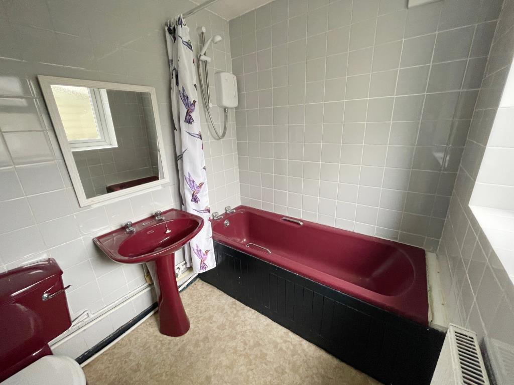 Lot: 126 - TERRACE HOUSE FOR IMPROVEMENT IN COLCHESTER CITY CENTRE - Bathroom with bath and shower over window to side and radiator